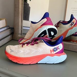 Woman’s Hoka Arahi 6 size 9.5 B